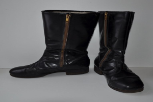 Schwarze Lederstiefel mit silbernen Reißverschlüssen auf einem weißen Hintergrund, mit einem glänzenden, stylischen Finish.