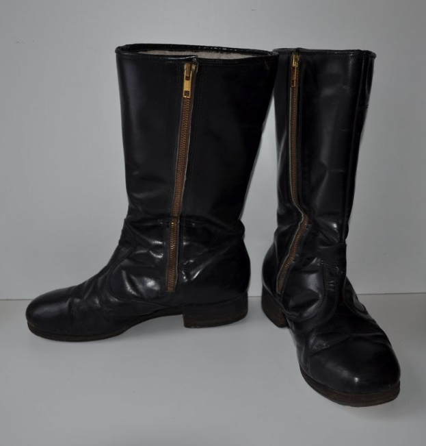 Schwarze Lederstiefel mit silbernen Reißverschlüssen auf einem weißen Hintergrund, mit einem glänzenden, stylischen Finish.