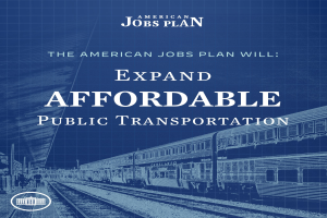 Plakat mit einem Zug auf Eisenbahnschienen mit mehreren Menschen in der Nähe, das "The American Jobs Plan Will Expand Affordable Public Transportation" bewirbt.