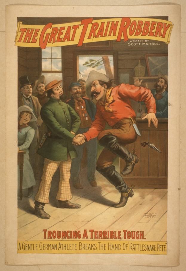 Ein Plakat zeigt eine Gruppe von Menschen auf dem Boden, einer hält eine Waffe in der Hand, mit einem Fenster und einer Wand im Hintergrund und dem Text "Der große Zugraub - Trouching a Terrible Tough" oben und unten.