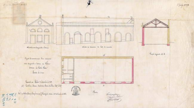 Schwarze-weißes Architekturdiagramm eines mehrfenstrigen Schulgebäudes mit detaillierten Grundrissen und Textanmerkungen auf Papier.