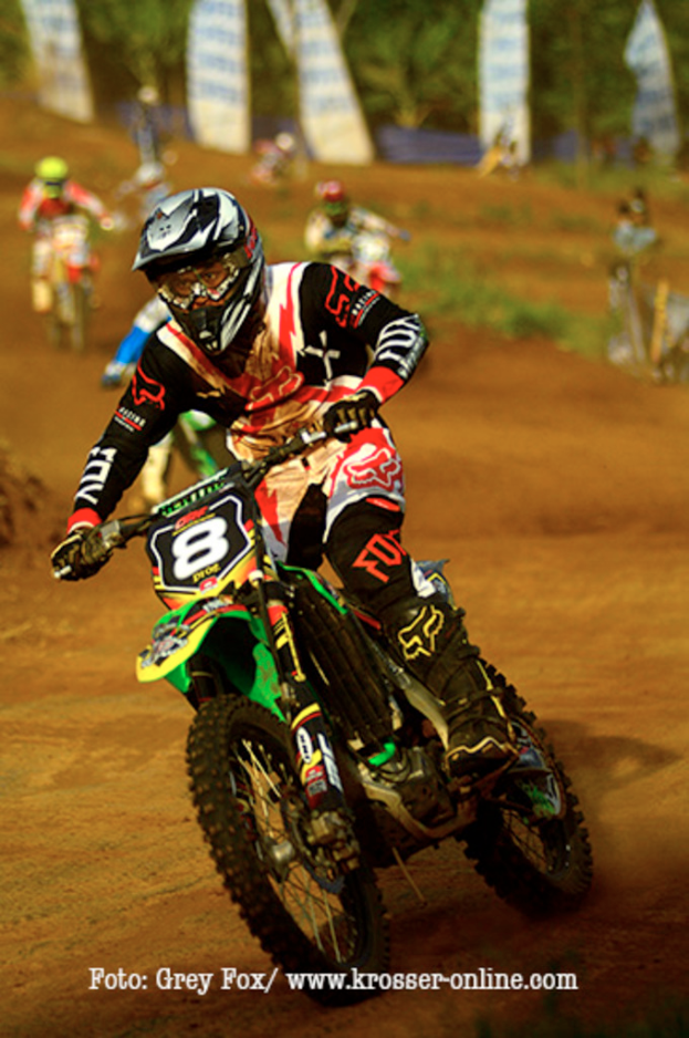 Mehrere Motorradfahrer mit Helmen auf einer Rennstrecke