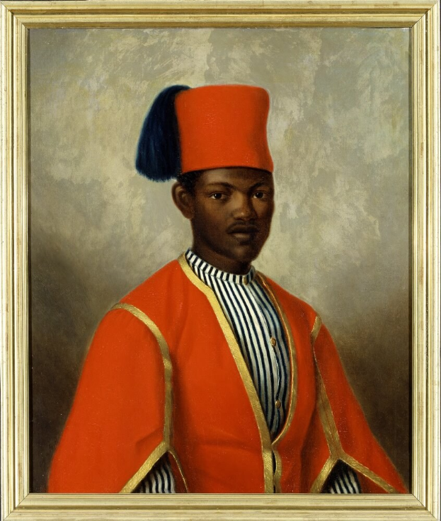 Gemälde eines ernst dreinblickenden Mannes in einem orange-schwarzen gemusterten Kleid, rotem Mantel mit schwarzen und weißen Streifen und einem schwarzen Hut mit weißer Feder, betitelt als 'König von Nigeria'.