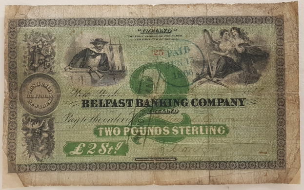 Alte Banknote der Belfast Banking Company mit einem Mann und einer Frau, mit Text und Zahlen, die ihren Nennwert angeben.