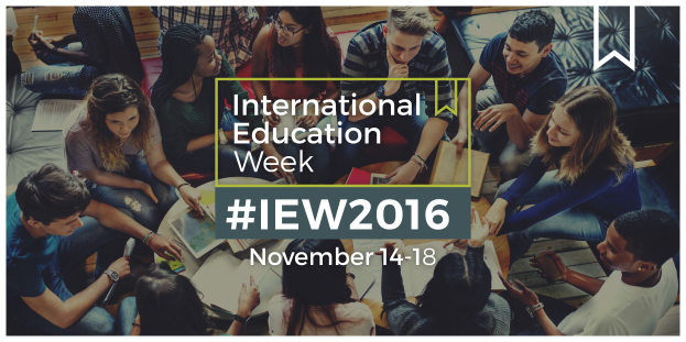 Eine Gruppe von Menschen, die auf einer Couch sitzen, einige halten Bücher und Stifte, mit dem Text "International Education Week IEW 2016" in der Mitte, in ein Gespräch vertieft.