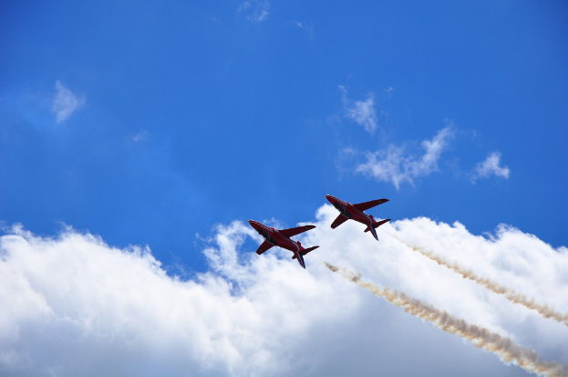 Zwei Flugzeuge am bewölkten Himmel.