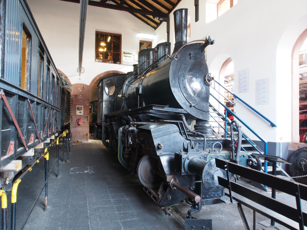 Alte Dampflokomotive in Museumsgebäude ausgestellt