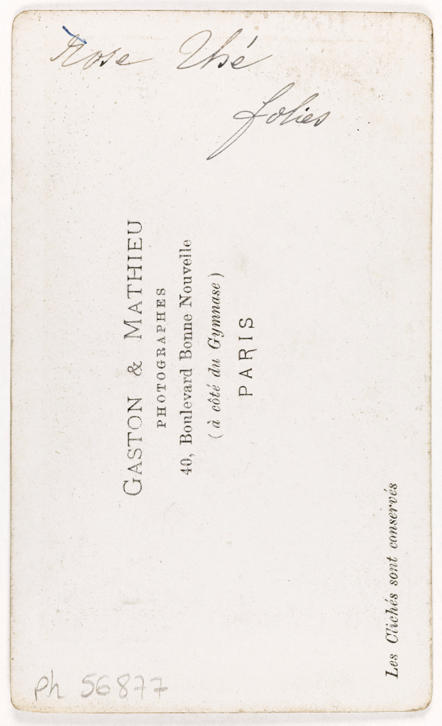 Eine alte weiße Visitenkarte mit handgeschriebenem Text und gedrucktem Text, wahrscheinlich ein Name.