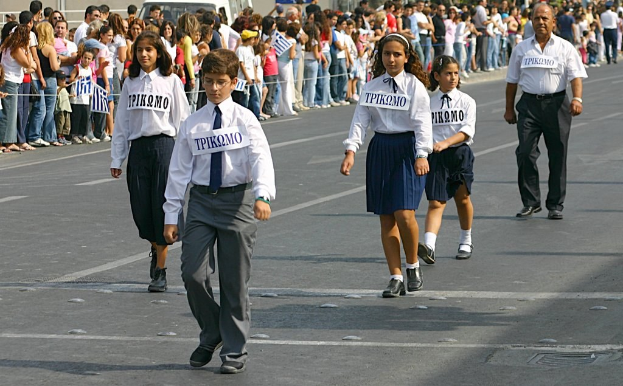 Menschen auf einer Straße bei einem Ereignis, die Abzeichen tragen, umgeben von einer großen Menge.
