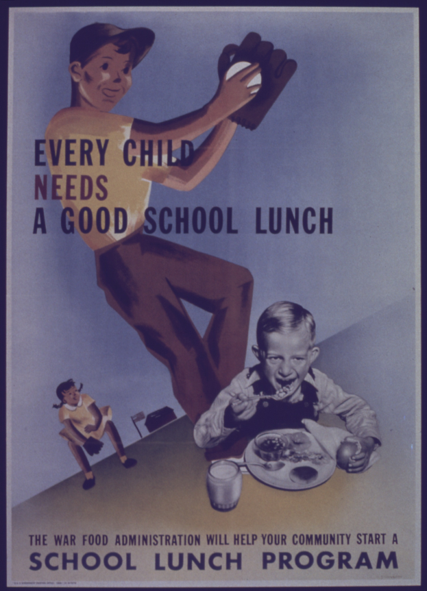 Ein Plakat mit einem Jungen und einem Mädchen, die an einem Tisch mit einem Teller voller Essen, einem Glas und anderen Gegenständen sitzen, mit der Aufschrift "Jedes Kind braucht ein gutes Schulessen."