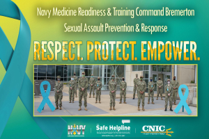 Plakat mit der Aufschrift "Navy Medicine Readiness & Training Command Bremerton: Sexual Assault Prevention & Response - Respect, Protect, Empower" zeigt eine Gruppe von Menschen in Uniformen und Mützen vor einem Gebäude mit Fenstern und Türen.