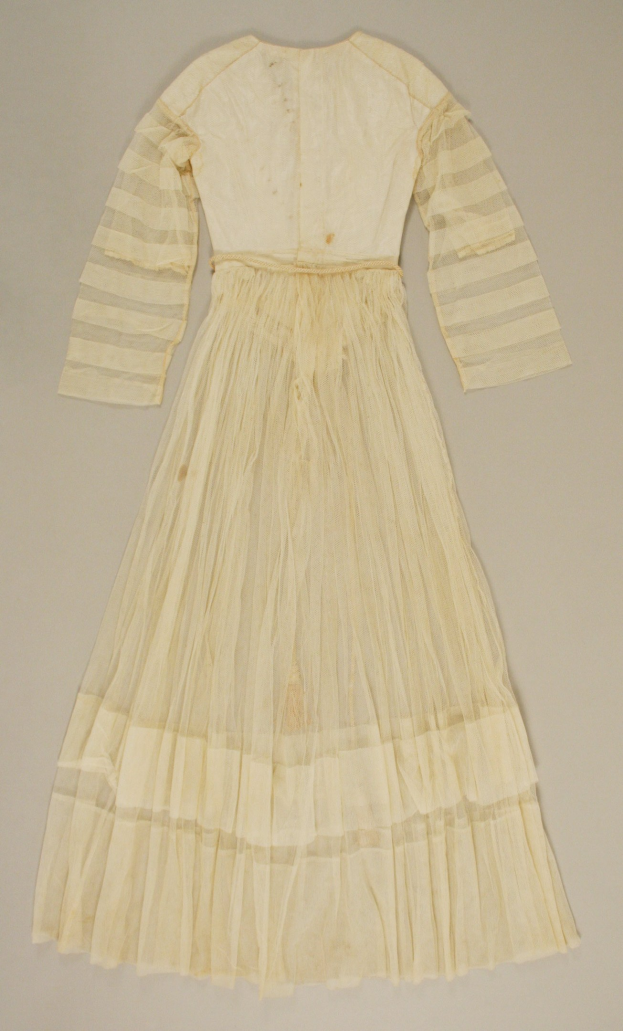 Weißes Spitzenkleid mit langen Ärmeln und einem bauschigen, gerafften Rock in Floor-Length auf einem weißen Hintergrund.