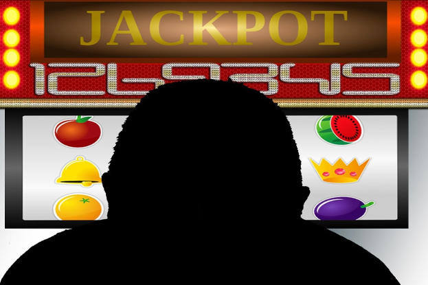 Ein Mann spielt an einem Slot-Automaten mit der Anzeige "Jackpot", umgeben von einer Tafel mit Text und Obstbildern, die auf ein Online-Casinospiel hinweist.
