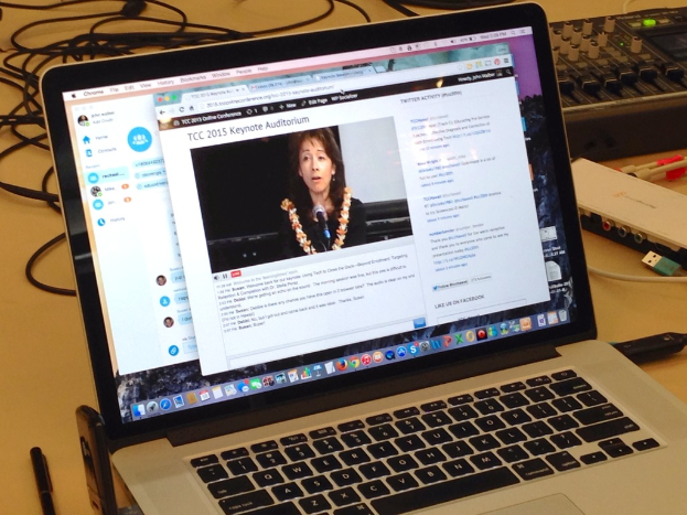 Ein Tisch mit mehreren Kernen, ein Laptop, ein Stift und einige andere Gegenstände auf der Oberfläche.