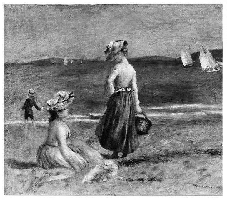 Schwarzes und weißes Foto von zwei Frauen und einem Kind, das auf einem Strand steht, mit einem Hund zu ihren Füßen, Booten auf dem Wasser im Hintergrund, Hügeln und einem klaren Himmel.