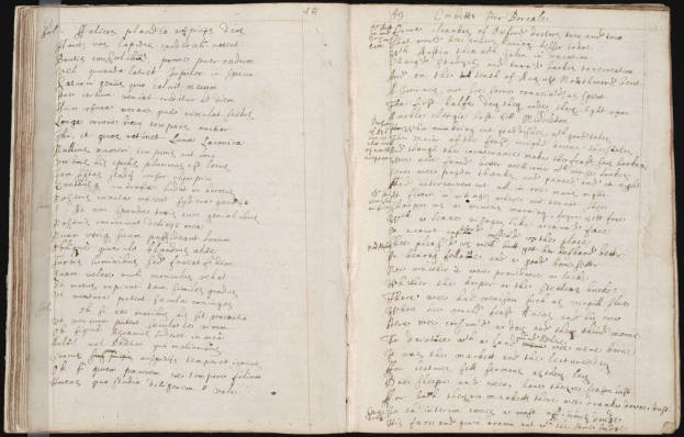 Ein aufgeschlagenes Buch mit Schrift darauf.