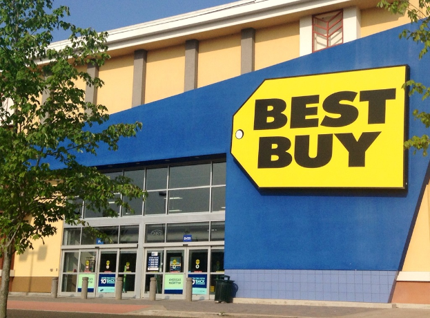 Ein Best Buy-Gebäude mit sichtbarer Tür und mehreren Bäumen davor.
