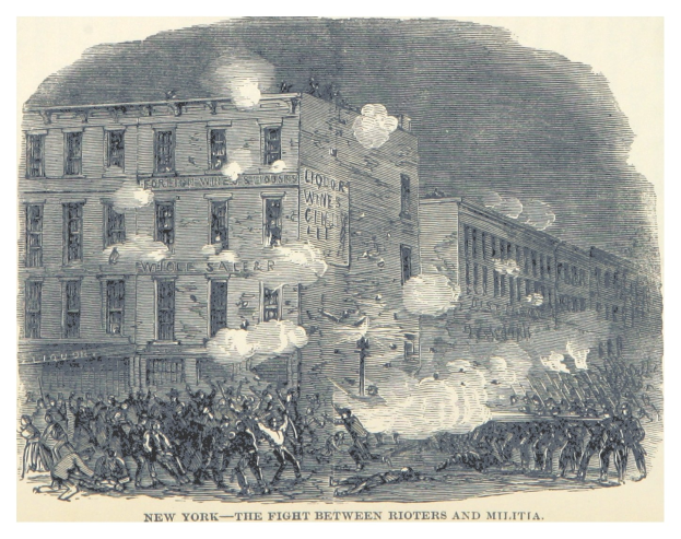 Ein Plakat zeigt eine gewaltsame Auseinandersetzung zwischen Randalierern und Miliz in New York City, mit Menschen auf dem Boden, die Waffen halten, im Hintergrund Buildings und Rauch, sowie den Text "New York - Der Kampf zwischen Randalierern und Miliz."