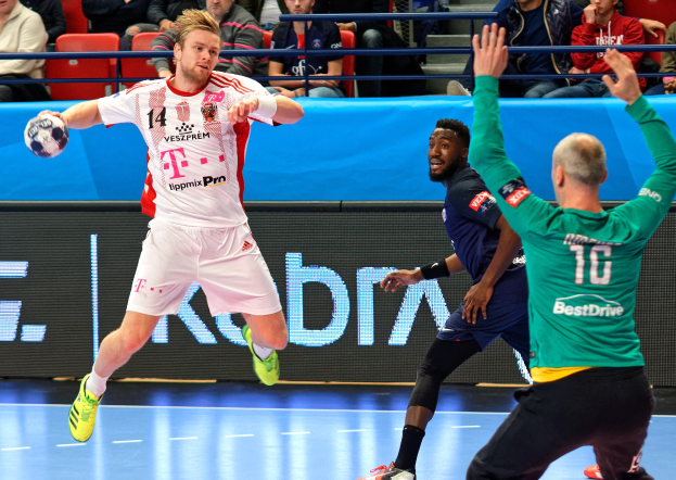 Eine Gruppe von Männern spielt Handball auf einem Feld während des Futsal WM 2019-Spiels zwischen Bayern München und Paris Saint-Germain, mit Zuschauern im Hintergrund.