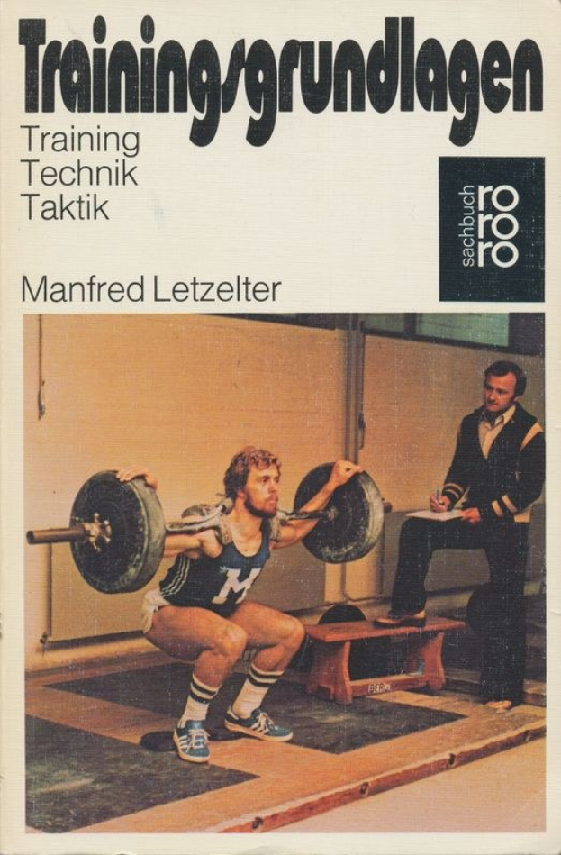 Buchumschlag mit einem Mann, der eine Hantel in einem Fitnessstudio hochhebt, trägt ein weißes T-Shirt und blaue Shorts und hat einen entschlossenen Gesichtsausdruck. Der Titel lautet "Training Technik Taktik" von Manfred Letzelter.