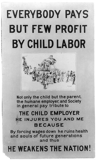 Schwarz-weißes Plakat mit dem Text "Jeder zahlt, aber wenige profitieren von Kinderarbeit" mit einer Gruppe von Menschen, die gegen Kinderarbeit protestieren.