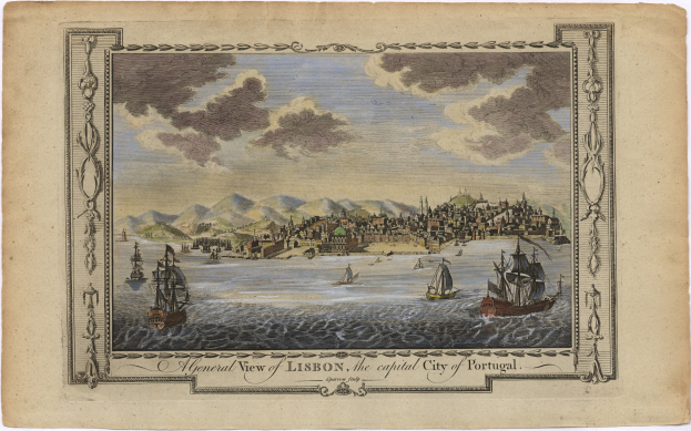 Blick auf Lissabon, Portugal mit Booten auf dem Wasser, Gebäuden auf Hügeln und einem bewölkten Himmel, einschließlich Text am unteren Rand.