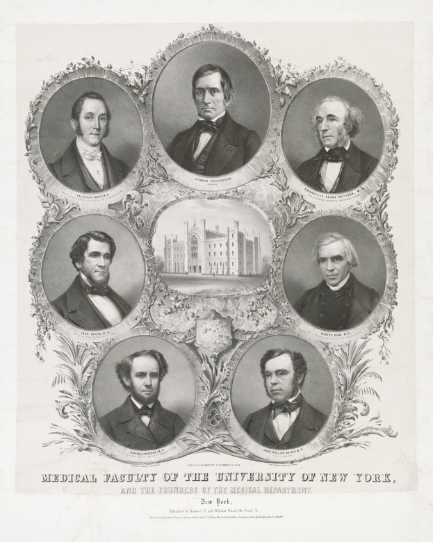 Schwarzes und weißes Foto von formell gekleideten Männern, die vor einem Gebäude posieren, mit Text unten, der "Medizinische Fakultät der Universität New York und die Gründer des Medizinischen Departments" liest.