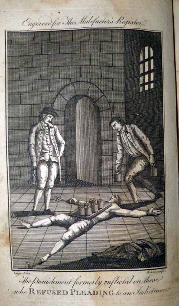 Ein altes Buch mit einer Illustration eines Mannes auf dem Boden, umgeben von zwei Personen, einer Wand, einer Tür und einem Fenster; der Text lautet "Die Strafe, die früher denen auferlegt wurde, die sich weigerten, sich einem Anklagepunkt zu stellen."