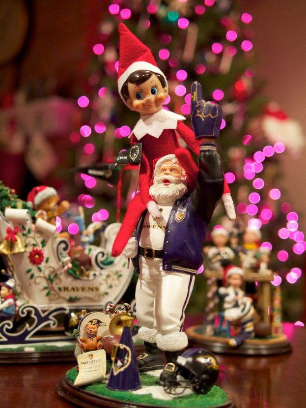 Spiele stehen im Vordergrund mit einem beleuchteten Weihnachtsbaum im Hintergrund.
