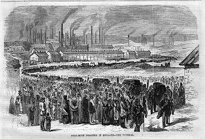 Eine Schwarz-Weiß-Zeichnung einer Gruppe von Menschen, die vor einem Fabrikgebäude mit Häusern und Rauch aus den Schornsteinen im Hintergrund stehen, mit Text unten, der lautet "Kohlebergwerksunglück in England das Ende".