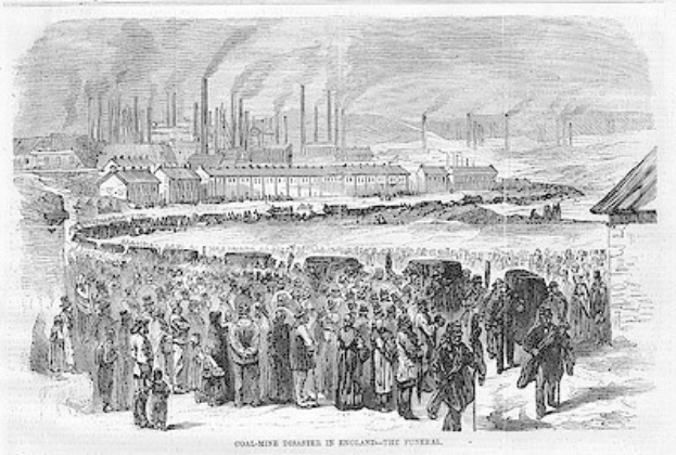 Eine Schwarz-Weiß-Zeichnung einer Gruppe von Menschen, die vor einem Fabrikgebäude mit Häusern und Rauch aus den Schornsteinen im Hintergrund stehen, mit Text unten, der lautet "Kohlebergwerksunglück in England das Ende".