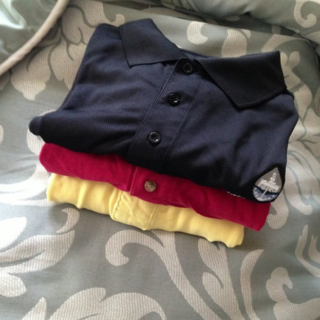 Polo-T-Shirts werden mit einem Stoffhintergrund angezeigt.