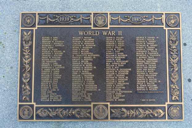 Ein Steinplaque an einem Gebäude mit der Inschrift "Weltkrieg II".