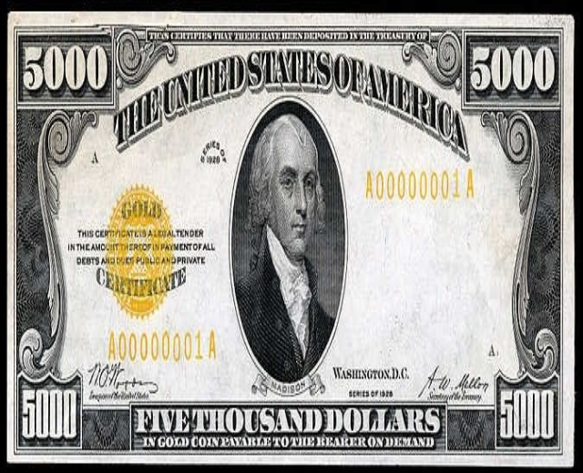 Ein schwarzer Hintergrund mit einem US-Fünfausenddollarschein mit einem Porträt von George Washington und der Aufschrift "Fünfausend Dollar" in fetter Schrift.