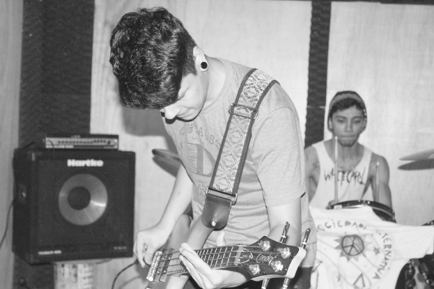Zwei Jungs, die Musikinstrumente spielen.