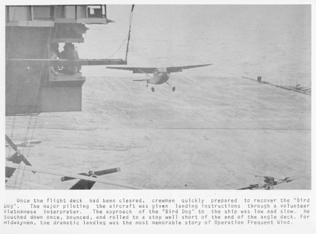 Flugzeuge am Himmel mit Text unter dem Bild.