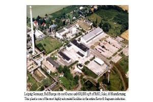 Luftaufnahme eines großen Industriegebiets in Leipzig, Deutschland, beschriftet mit "Bell Europe", das Gebäude, Vegetation, Straßen und Strommasten zeigt.