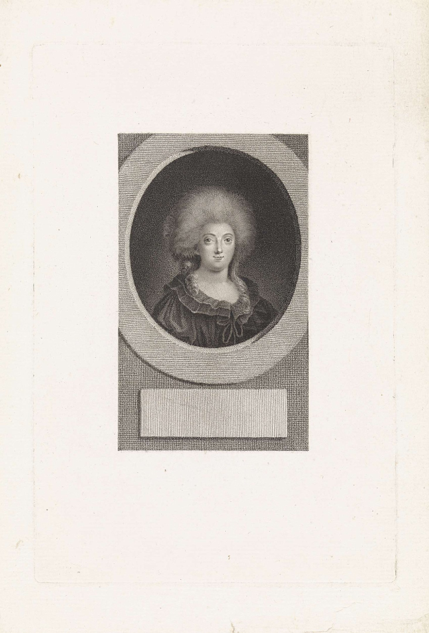 Schwarze und weiße Gravur von Ludwig XIV. von Frankreich in einem prunkvollen schwarzen Kleid mit Ornamenten, hohem Kragen und langen Ärmeln, die Hände sind verschränkt und der Blick ist auf den Betrachter gerichtet.