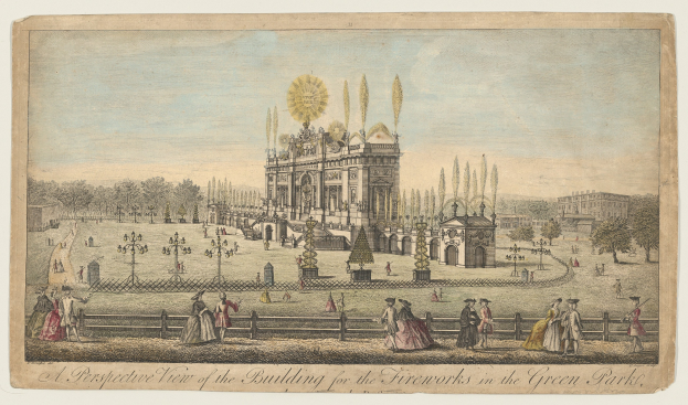 Eine Ansicht eines Gebäudes in einem grünen Park mit Menschen, einem Zaun, Straßenlaternen, Bäumen, Gebäuden und einem bewölkten Himmel, mit Text am unteren Rand.