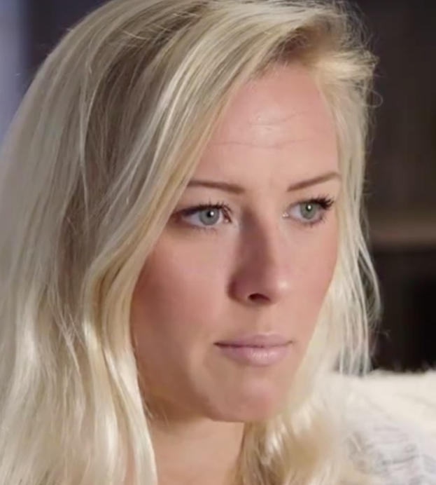 Blonde Frau mit blauen Augen in Not, Hintergrund unscharf, wahrscheinlich wegen Zwang zum Ausscheiden aus einer Show.