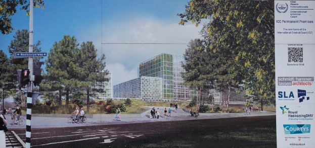 Ein Stadtpanorama-Poster mit Menschen zu Fuß und Fahrrad, Gebäuden, Bäumen und einer bewölkten Himmel, mit Text und QR-Code auf der rechten Seite.