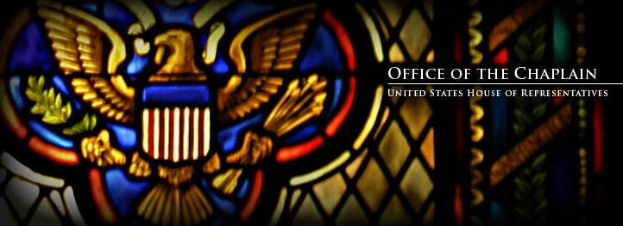 Ein Buntglasfenster mit dem Logo des US-Repräsentantenhauses, dem Amt des Chaplains, einem Adler auf einem Schild, umgeben von einem Lorbeerkranz und einem Banner mit der Aufschrift "US-Repräsentantenhaus" in leuchtenden, detaillierten Farben.