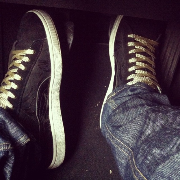 Ein Schuh tragendes Beinpaar.