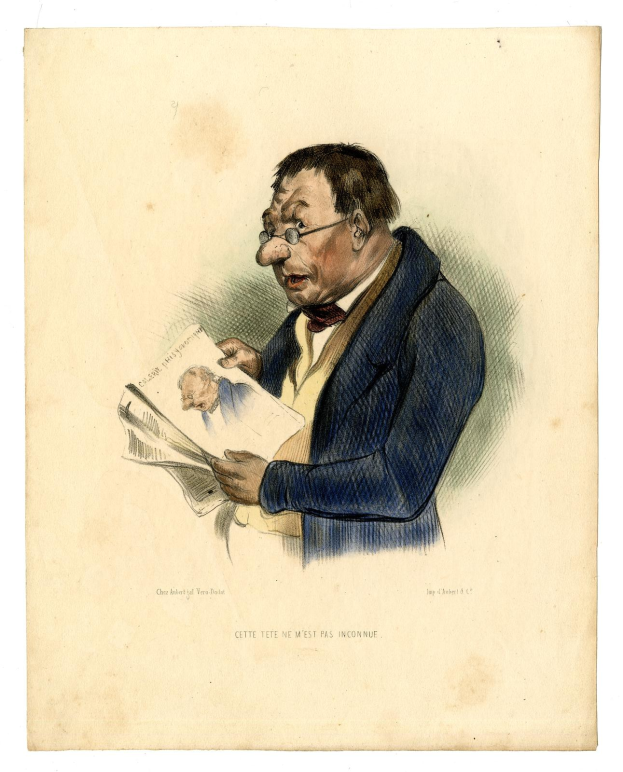 Ein Mann im Anzug und Krawatte, der eine Brille trägt, liest eine Zeitung mit ernster Miene und vermittelt so den Eindruck, ein Politiker zu sein.