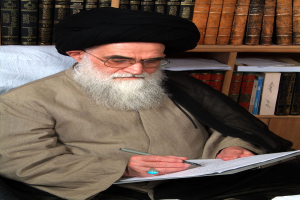 Ayatollah Ali Khamenei, der Oberste Führer Irans, sitzt an einem Schreibtisch und schreibt mit einem Stift auf ein Blatt Papier, mit einem Bücherregal voller Bücher im Hintergrund.