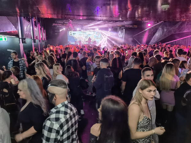 GER-D: Altstadt - Nach Streit in Nightclub - Verdächtiger wehrt sich gegen Festnahme - Polizistin leicht verletzt - Frau in Gewahrsam