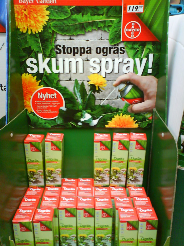 Sprayboxen im Vordergrund mit einem Banner im Hintergrund.