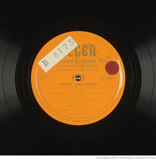 Eine schwarze Vinyl-Schallplatte mit einem orangen Etikett, auf dem "Mozart - Langspiel-Fifties" steht.