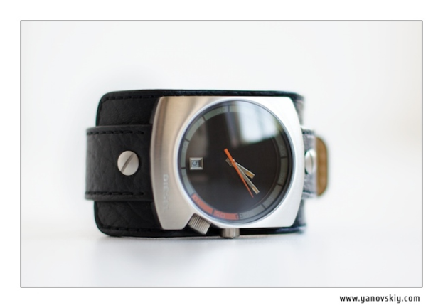 Ein bearbeitetes Bild mit einer Uhr, zwei Stellenangeboten, einem Leder Gürtel und Text unten rechts.