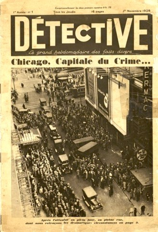 Schwarz-weiß-Fotografie einer alten Zeitung mit der Schlagzeile "Detective, Chicago, Capital du Crime", die ein Bild einer belebten Straße mit Menschen und Fahrzeugen sowie Gebäude im Hintergrund zeigt.